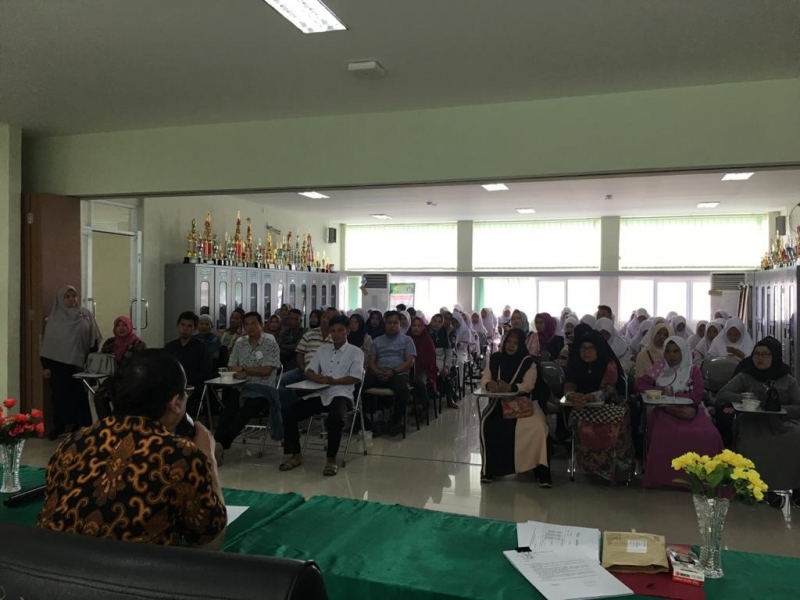 PENYERAHAN BEASISWA KURANG MAMPU DARI POLTEKKES KEMENKES PANGKALPINANG DAN DINAS PENDIDIKAN PROVINSI