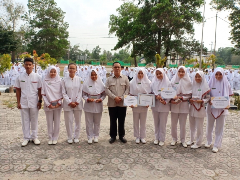 Pemberian Beasiswa Mahasiswa Berprestasi Poltekkes Kemenkes Pangkalpinang