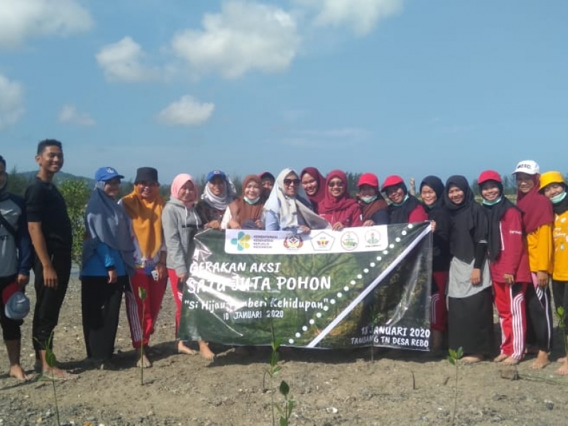 PERINGATI HARI SEJUTA POHON, POLTEKKES KEMENKES PANGKALPINANG TANAM MANGROVE